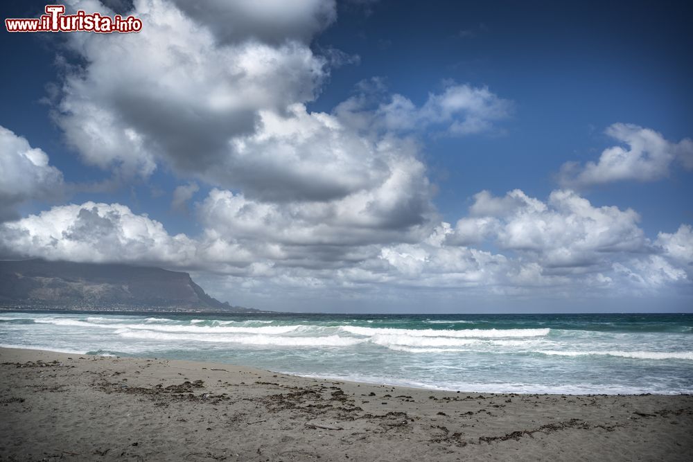 Immagine Una spiaggia fotografata in primavera sulla costa di Isola delle Femmine in Sicilia, provincia di Palermo