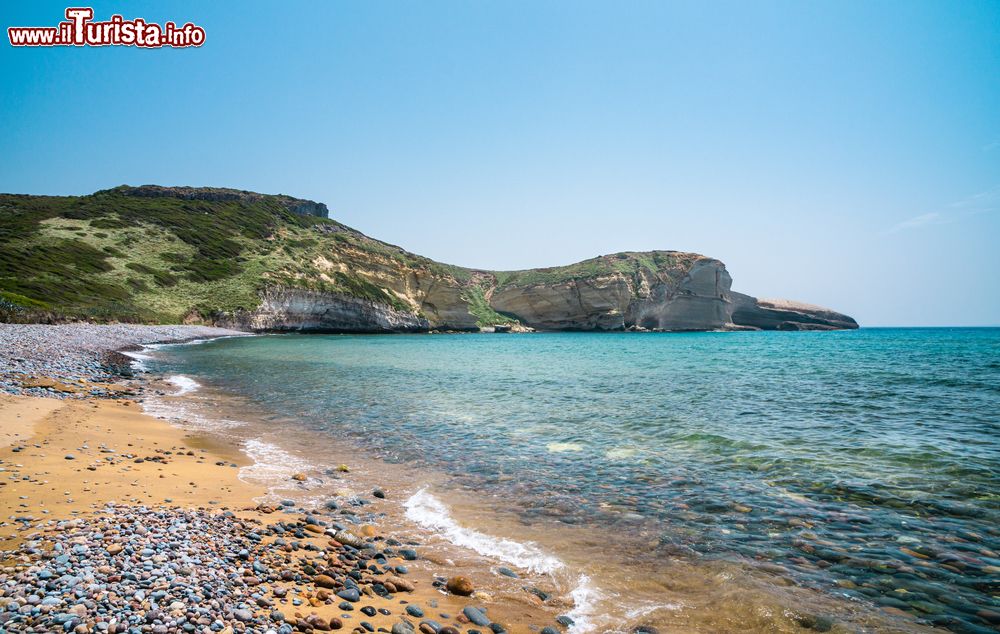 Immagine Una spiaggia mista sabbia e ghiaia nei pressi di Santa Caterina di Pittinuri in Sardegna