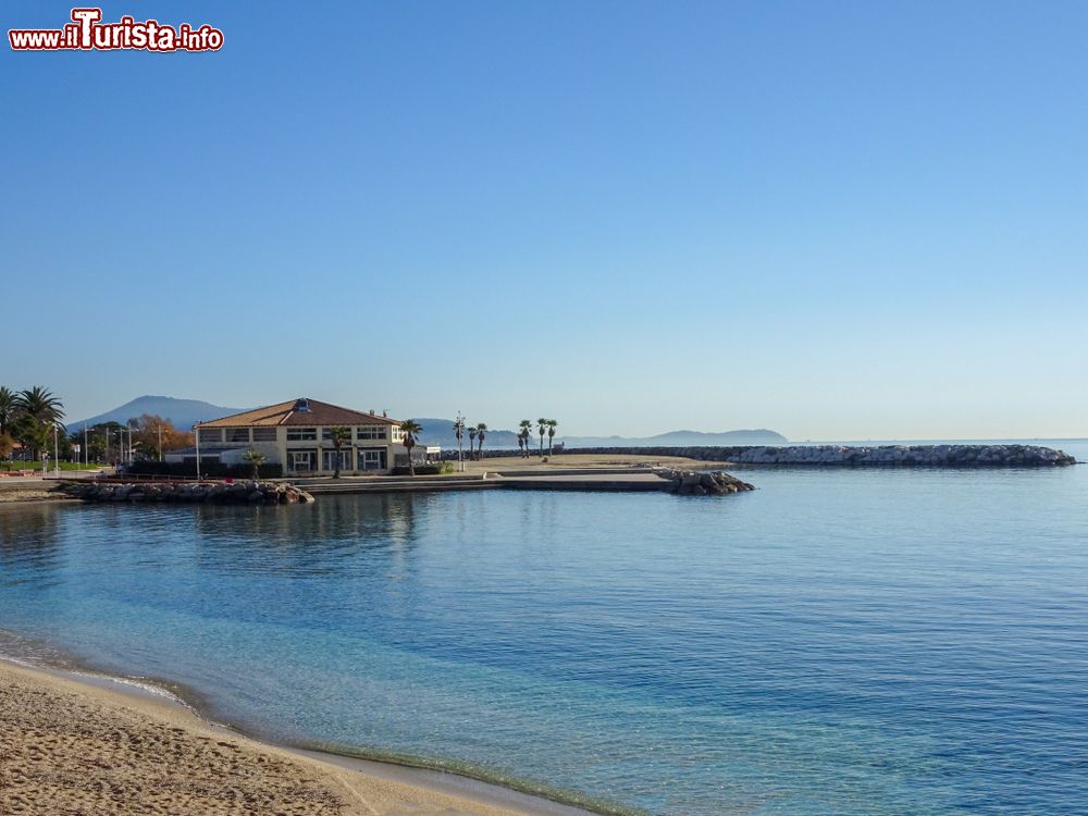 Immagine Una spiaggia nei pressi di Tolone, Francia. Questa città marittima offre un'ampia scelta di spiagge che si snodano su 7 ettari.