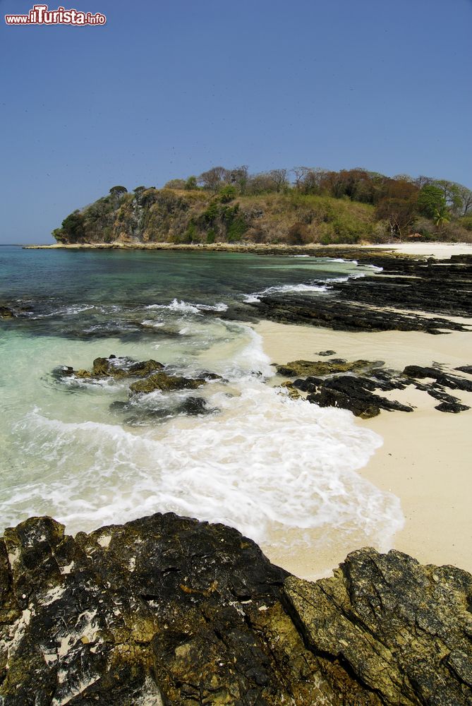 Immagine Una spiaggia rocciosa a Contadora Island, Panama, con la foresta sullo sfondo. Il versante meridionale dell'isola è caratterizzato dalla presenza di foreste selvagge che, diradandosi, lasciano spazio a spiagge deserte.