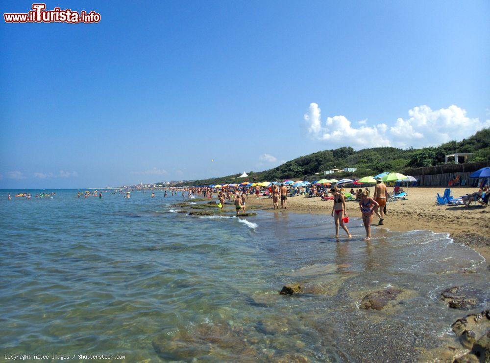 Immagine Una spiaggia sabbiosa di San Vincenzo, Toscana: la cittadina si affaccia sul Mar Ligure, nel tratto di costa a sud di Livorno - © Aztec Images / Shutterstock.com