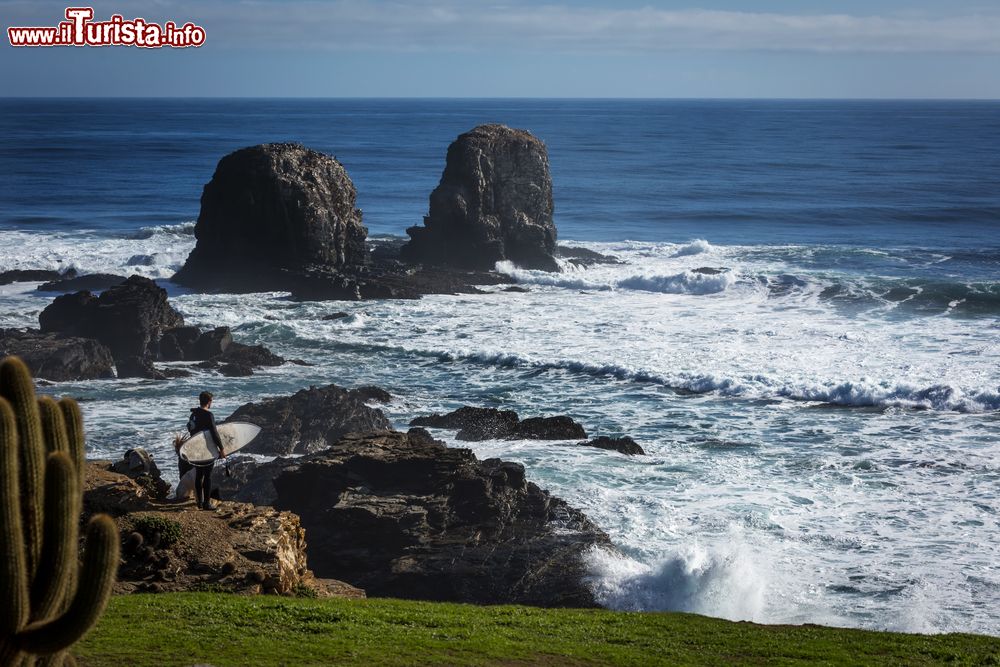 Immagine Una spiaggia selvaggia di Pichilemu, considerata la capitale del surf in Cile. Siamo a circa 200 km da Santiago del Cile.