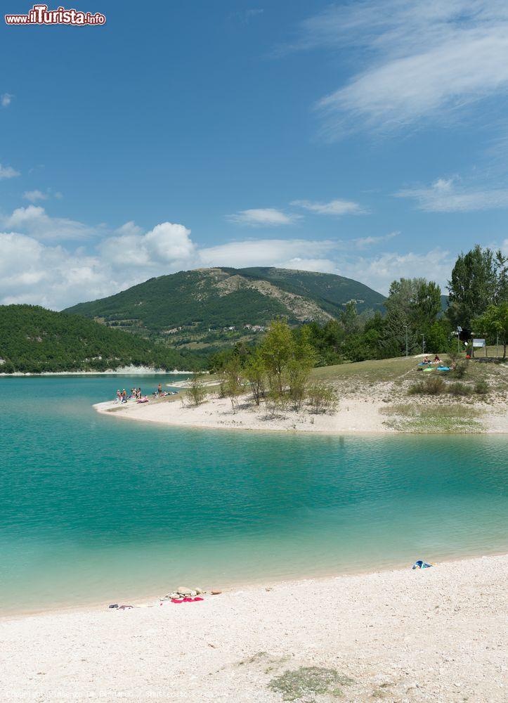 Immagine Una spiaggia sul lago di Fiastra tra i Monti Sibiliini delle Marche - Italy - © Vincenzo De Bernardo / Shutterstock.com