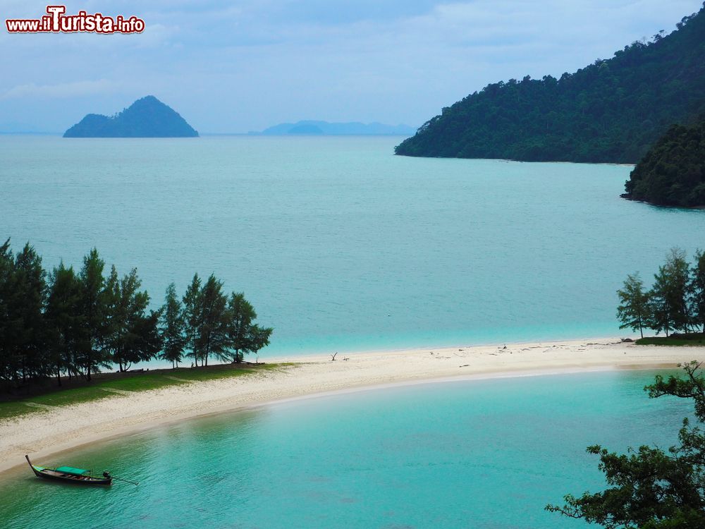 Immagine Una spiaggia tropicale e il mare delle Andamane nella provincia di Ranong, Thailandia.