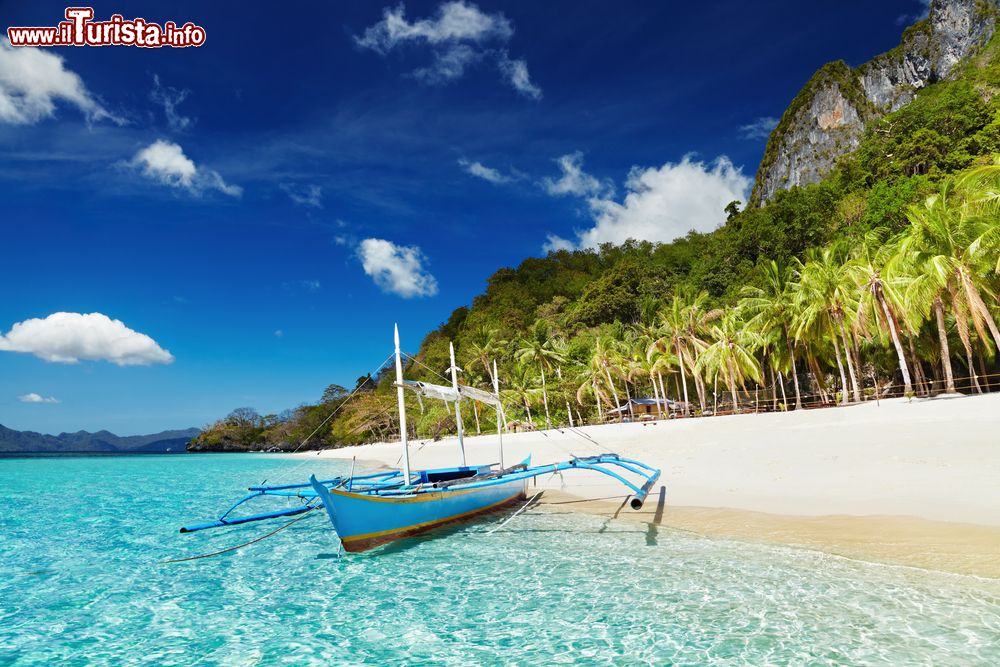 Immagine Una spiaggia tropicale nel Mare Meridionale Cinese a El Nido, isola di Palawan, Filippine.