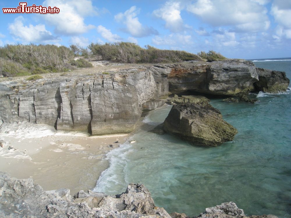 Immagine Una spiaggia vista dall'alto sull'isola di Rodrigues, repubblica di Mauritius. L'altitudine massima dell'isola raggiunge i 355 metri.