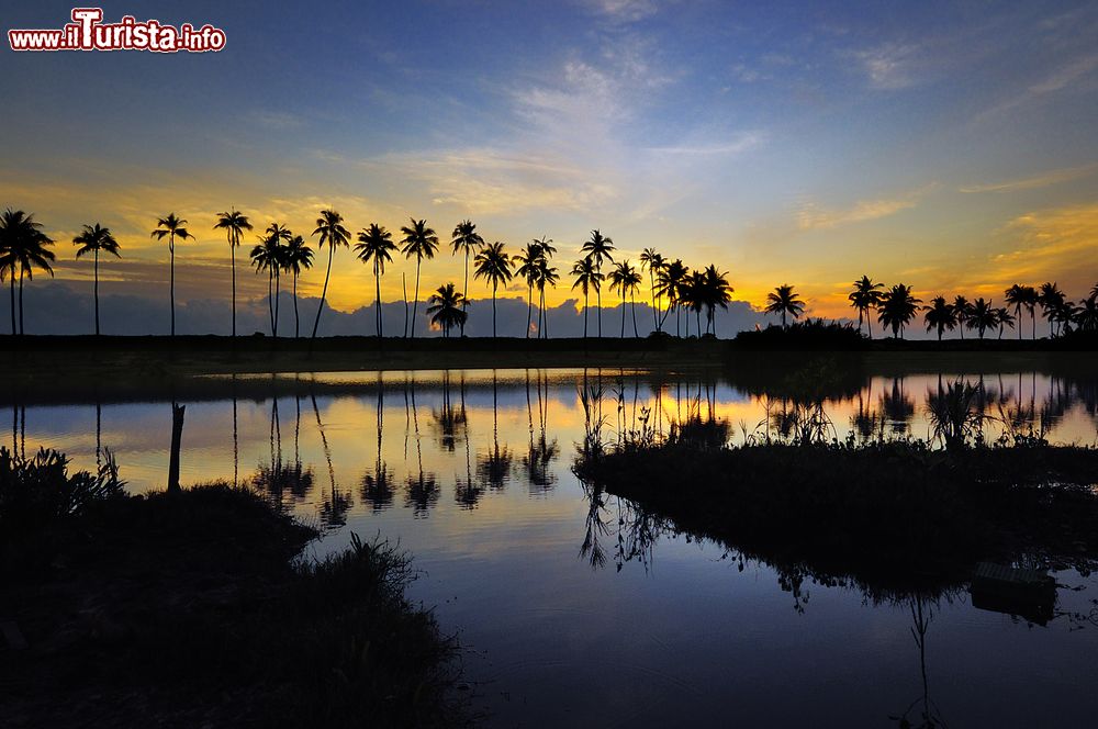 Immagine Una splendida alba su una spiaggia tropicale di Terengganu, Malesia. La principale attrazione di questo territorio malese sono sicuramente le sue lunghe spiagge: qui si trova infatti il più bel litorale di tutto il paese.