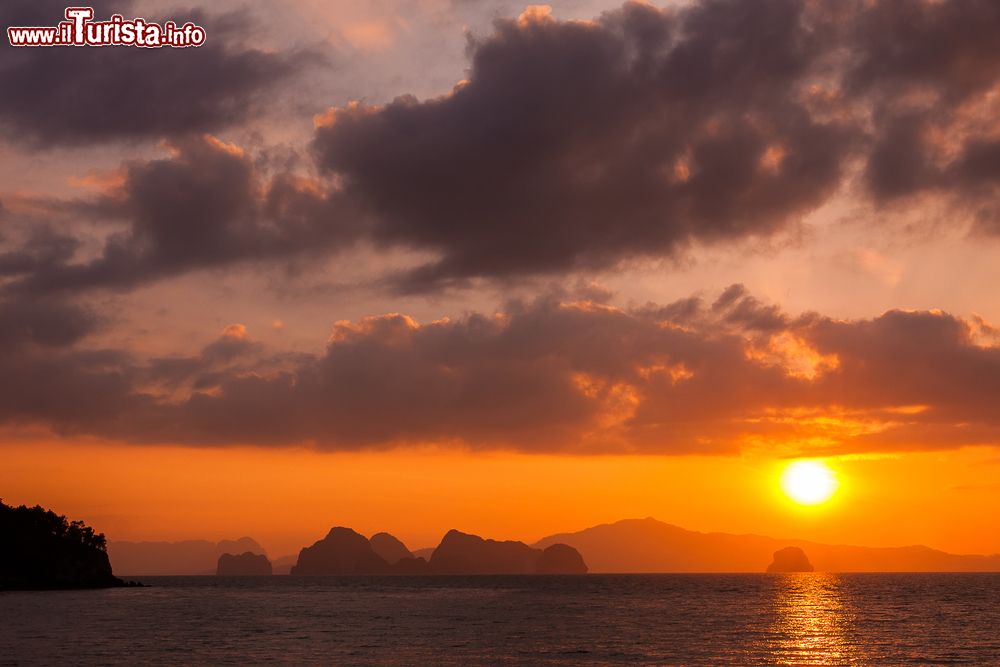 Immagine Una splendida alba sull'isola di Koh Yao Noi, isola della Thailandia, Asia.