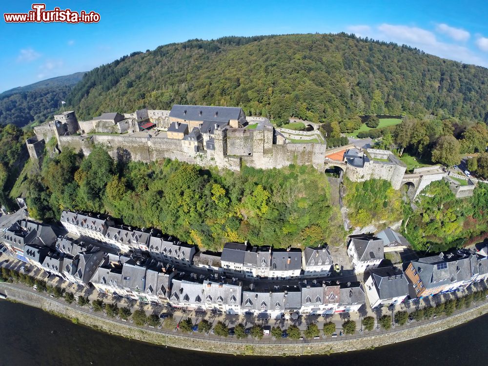 Immagine Una splendida fotografia aerea del maniero medievale di Bouillon, provincia del Lussemburgo (Belgio). Lungo le sponde del fiume Semois si affacciano le tipiche case dai tetti grigi.