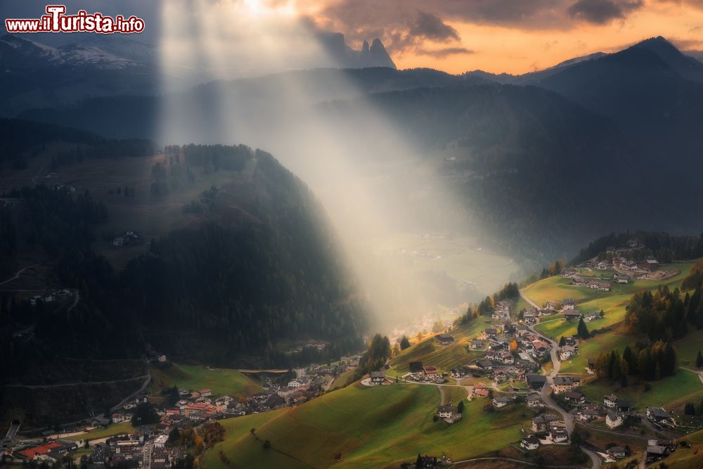 Immagine Una splendida immagine del villaggio di Santa Cristina, Val Gardena, illuminato da un fascio di luce (Trentino Alto Adige).