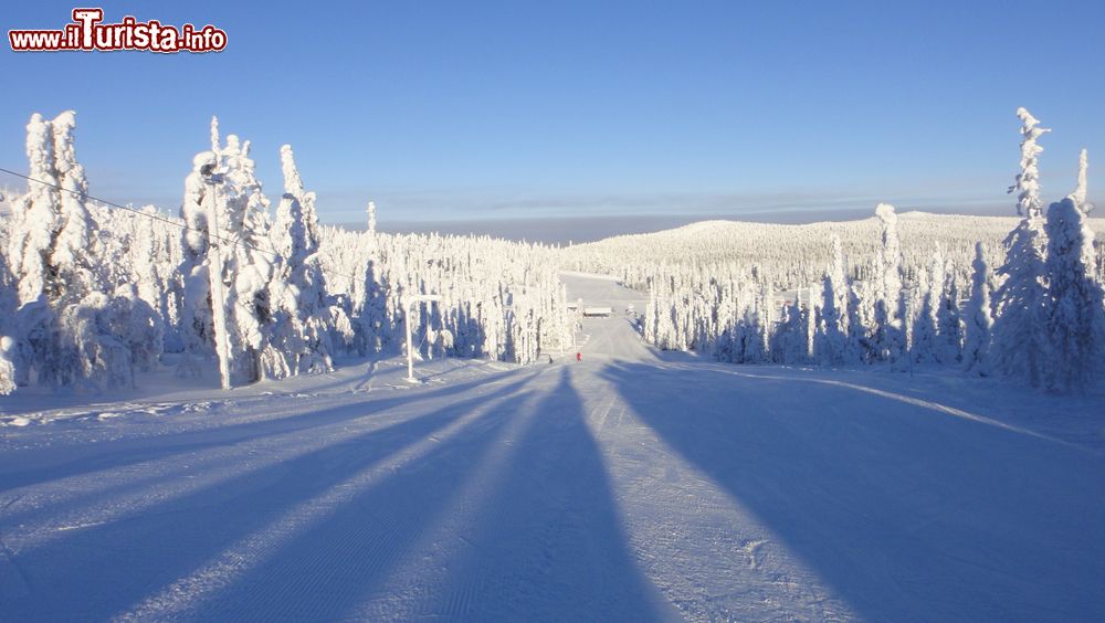 Immagine Una splendida pista innevata al comprensorio sciistico di Ruka, Finlandia.