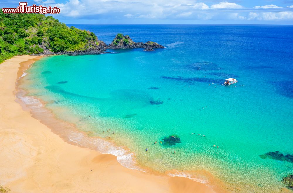 Immagine Una splendida Praia do Sancho sull'isola tropicale di Fernando de Noronha, Brasile. Accedere ala spiaggia non è molto agevole ma la vista che si ha da qui è davvero incantevole. Perfetta per chi pratica snorkeling.