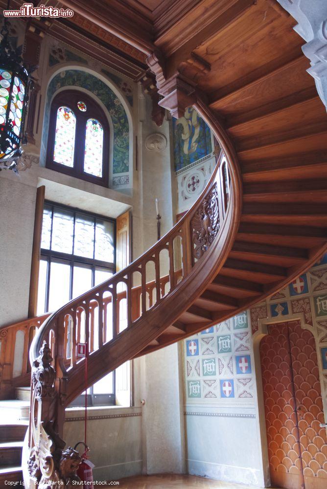 Immagine Una splendida scala in legno al Castel Savoia, Gressoney-Saint-Jean (Valle d'Aosta) - © BustoMarta / Shutterstock.com