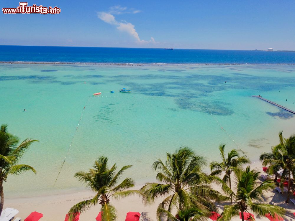 Immagine Una splendida spiaggia caraibica a Boca Chica, Repubblica Dominicana. Questa località si trova sulla costa meridionale del paese.