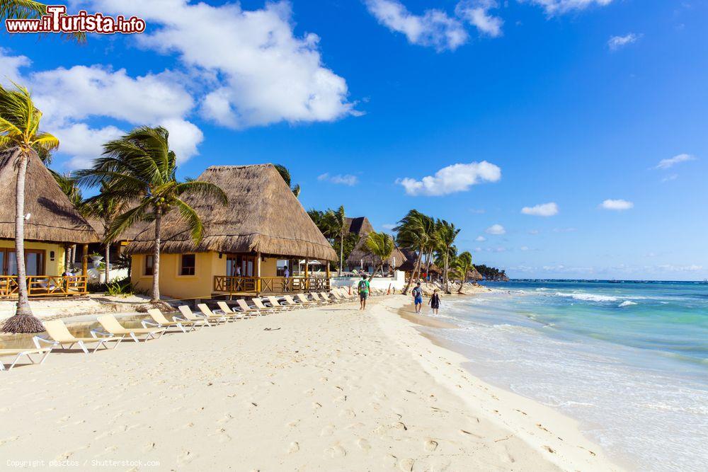 Immagine Una splendida spiaggia con capanne a Playa del Carmen, Riviera Maya (Messico) - © posztos / Shutterstock.com