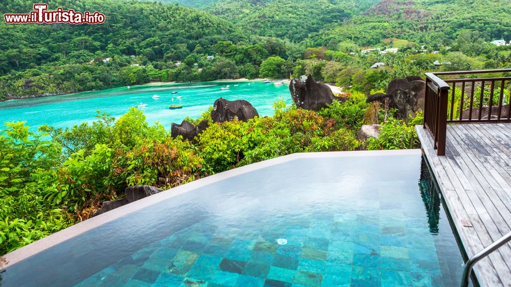 Immagine Una splendida spiaggia di Victoria, isola di Mahé, vista dalla piscina di un resort (Seychelles).