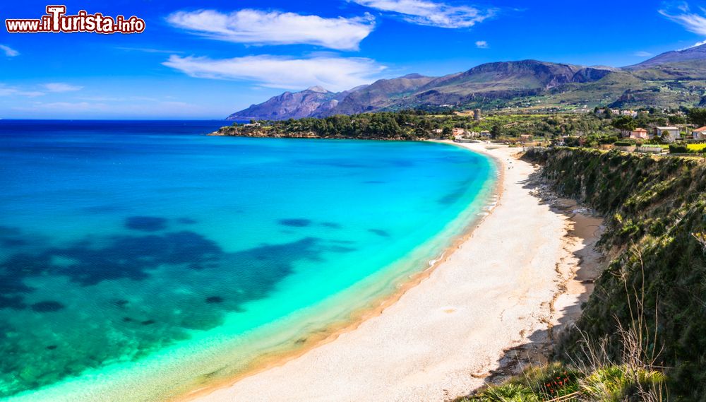 Immagine Una splendida spiaggia sabbiosa a Scopello, Sicilia. Frazione del Comune di Castellammare del Golfo, questo territorio si trova in provincia di Trapani.
