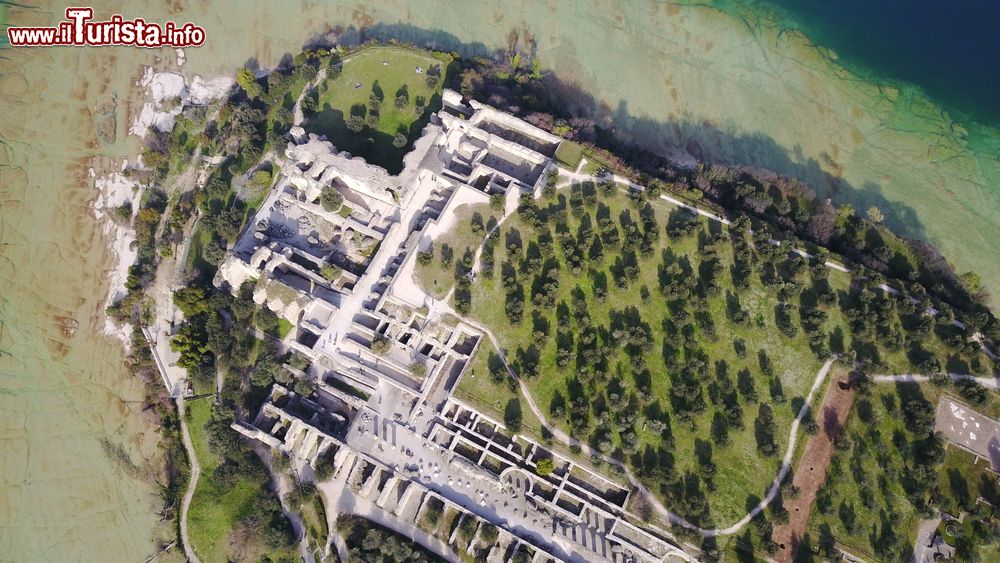 Immagine Una splendida veduta aerea delle grotte di Catullo a Sirmione, provincia di Brescia, Lombardia. Le cave sono considerate la più grande zona archeologica del nord Italia.