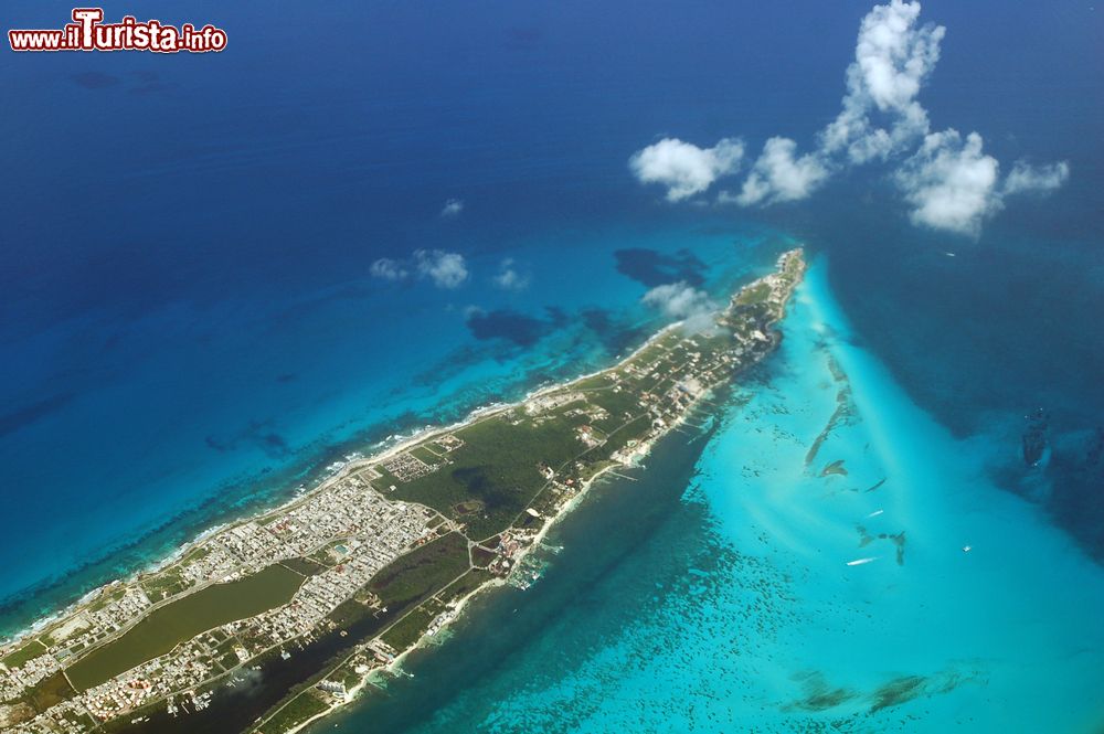 Immagine Una splendida veduta aerea di Isla Mujeres, Messico: l'isola ha forma stretta e allungata con spiagge sabbisoe a nord e zone rocciose nella parte più meridionale.