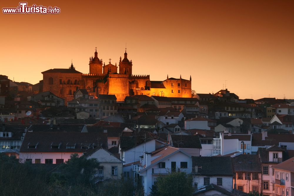 Immagine Una splendida veduta by night di Viseu, Portogallo. Situata fra la catena montuosa della Serra da Estrela e la Serra do Caramulo, questa bella cittadina medievale sorge in una posizione panoramica di incredibile bellezza.