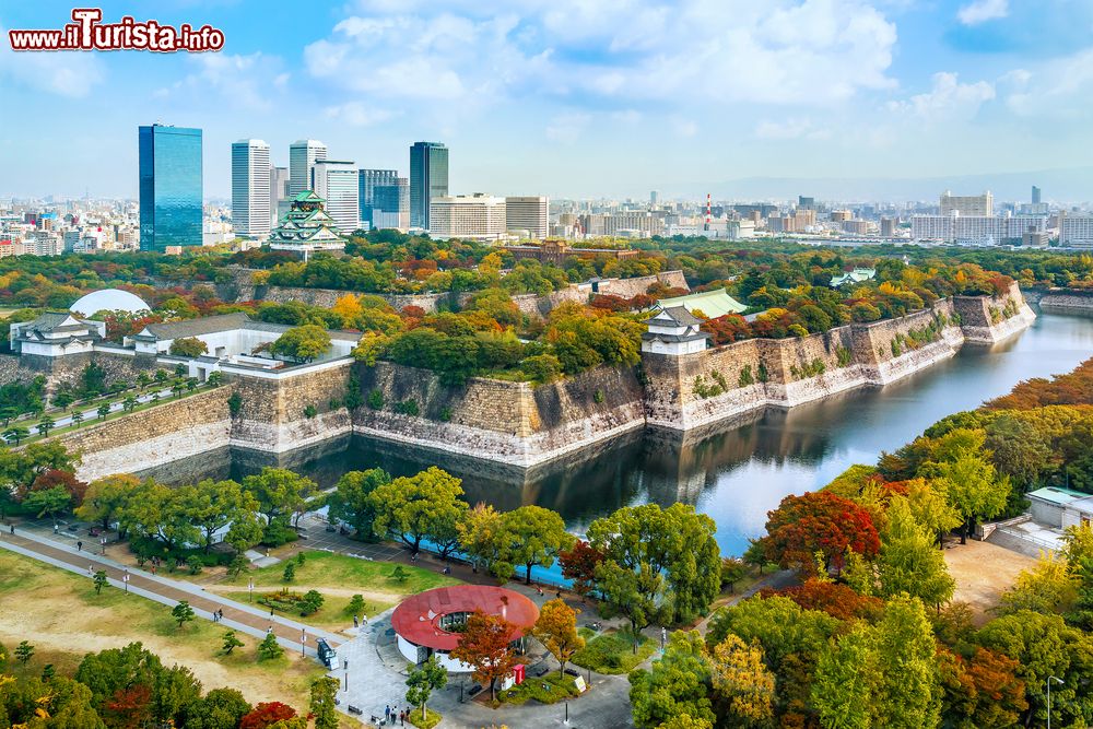Immagine Una splendida veduta dall'alto del castello di Osaka, Giappone. Sullo sfondo, la skyline moderna della città.  