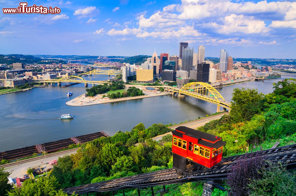 Immagine Una splendida veduta dall'alto della downtown di Pittsburgh con grattacieli, ponti e il trenino a cremagliera, Pennsylvania. 