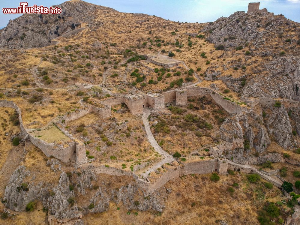 Immagine Una splendida veduta dall'alto di Acrocorinto, la cittadella vecchia di Corinto (Grecia).