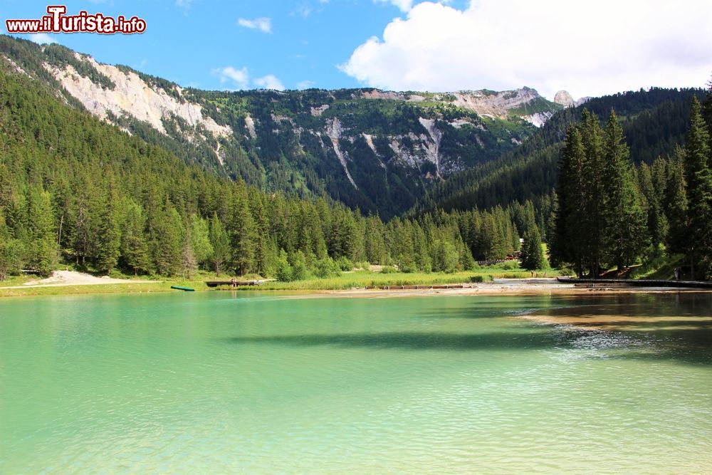 Immagine Una splendida veduta del lago de La Rosiere nei pressi di Courchevel, Francia: questo lago di montagna dall'acqua verde smeraldo è circondato da foreste.
