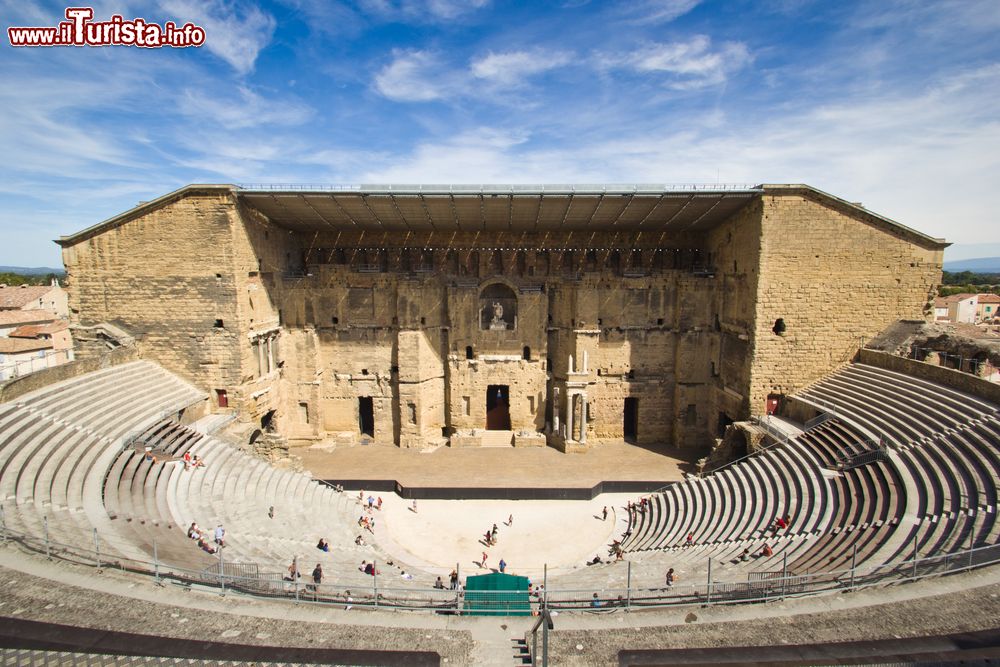 Immagine Una splendida veduta del teatro romano di Orange, Francia: avamposto difensivo nel Medioevo, divenne poi rifugio per la popolazione all'epoca delle guerre di religione nel corso del XVI° secolo.