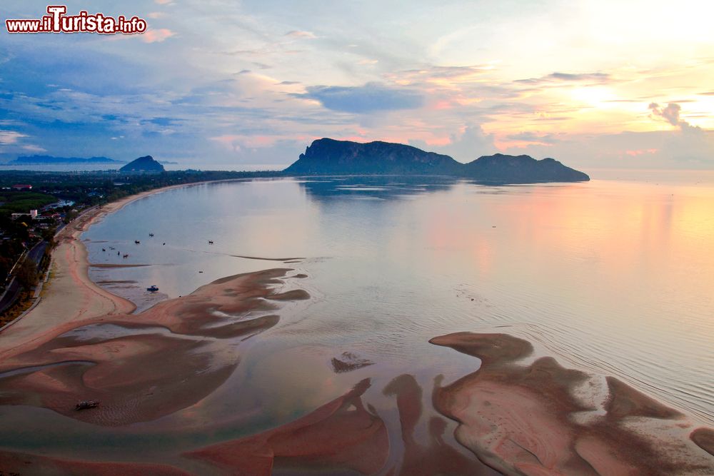 Immagine Una splendida veduta della baia di Prachuap Khiri Khan (Thailandia) al tramonto.