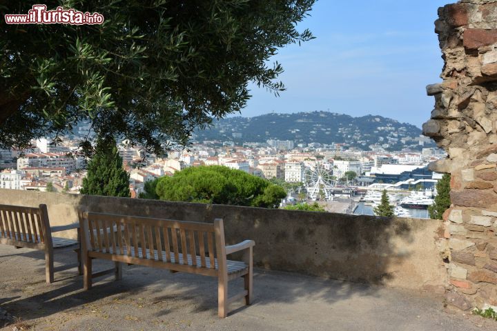 Immagine Una splendida veduta della città di Cannes, Costa Azzurra, da Le Suquet. Sullo sfondo, la ruota panoramica e gli yachts ormeggiati al porto. 