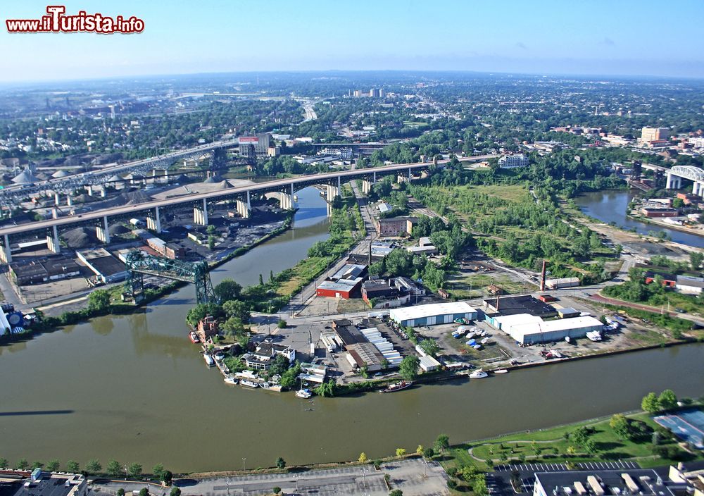 Immagine Una splendida veduta della città di Cleveland nello stato dello Ohio, USA. Sorge nel nord-est del paese sulla costa sud del lago Eire, a circa 100 km dal confine con la Pennsylvania.