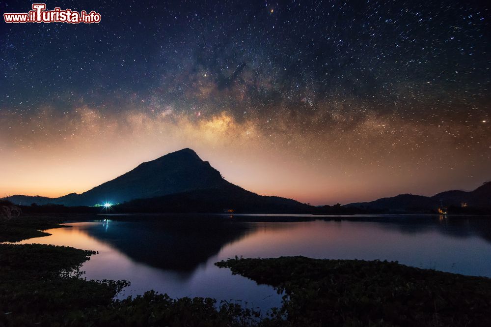 Immagine Una splendida Via Lattea sopra il bacino idrico di Lam Isu, Kanchanaburi, Thailandia.