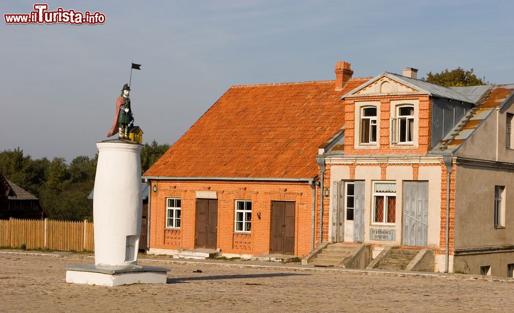 Immagine Una statua al museo etnografico open-air di Kaunas, Lituania.