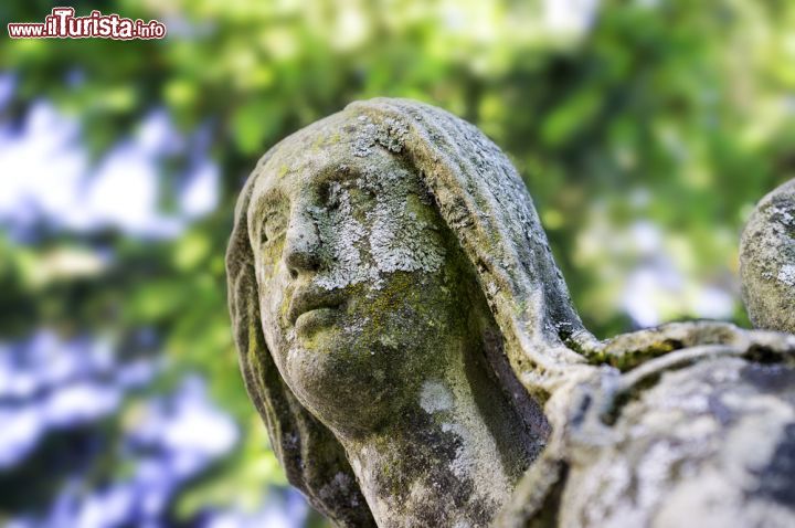 Immagine Una statua del piccolo cimitero di Fortunago, il borgo in provincia di Pavia, nell'Oltrepò Pavese (Lombardia) - © Steve Sidepiece / Shutterstock.com