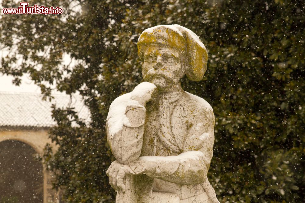 Immagine Una statua del giardino del Castello di Roncade viscino a Treviso (Veneto)