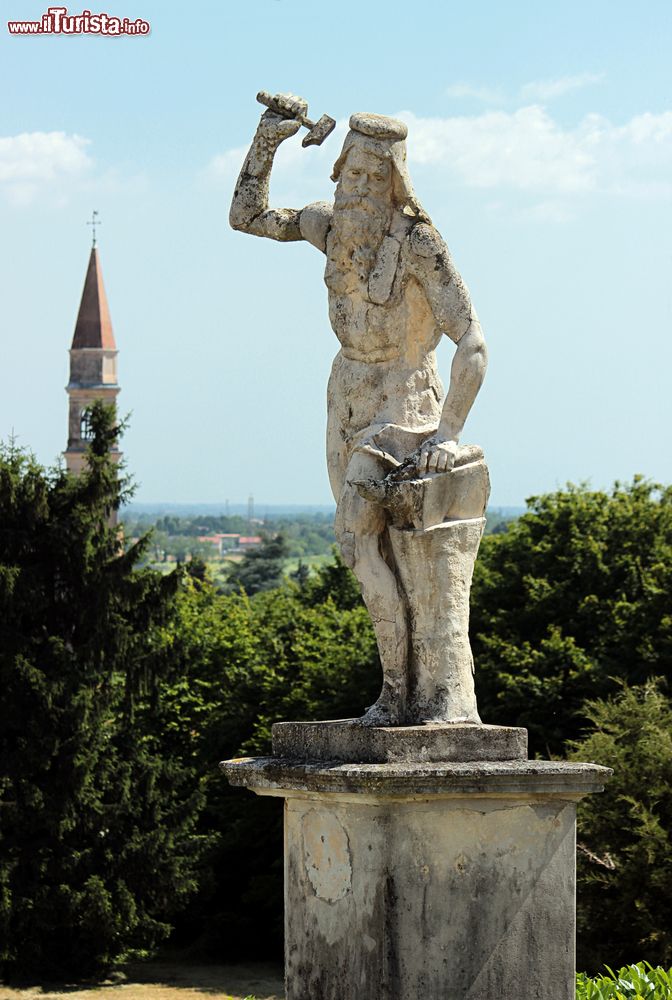 Immagine Una statua del giardino di Villa Barbaro, ed un campanile di Maser nel Veneto