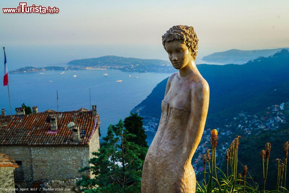 Immagine Una statua del Giardino Esotico di Eze village sopra Eze-sur-Mer e Saint-Jean-Cap-Ferrat (Francia). Il giardino sorge dove un tempo si trovava un'antica fortezza di cui si vedono i resti ancora oggi - © Agent Wolf / Shutterstock.com