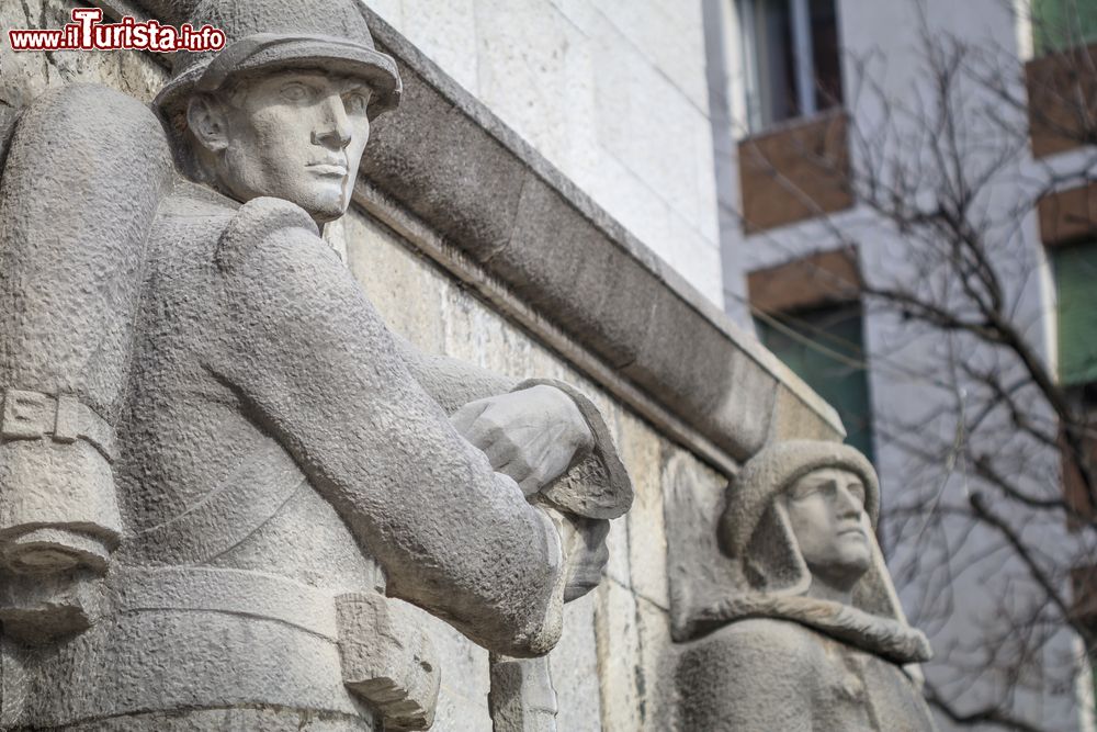 Immagine Una statua della facciata del Tempio dell'Ossario di Udine, Friuli Venezia Giulia. Costruito nel 1931 su progetto degli architetti Alessandro Limongelli e Provino Valle, questo edificio religioso si presenta con una facciata su cui si ergono 4 imponenti statue raffiguranti un fante, un soldato della marina, un aviatore e un alpino.