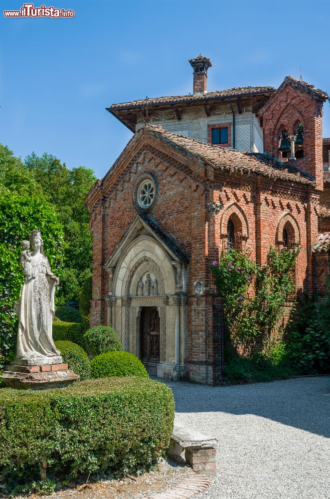 Immagine Una statua della vergine e l'originale chiesa medievale di Grazzano Visconti, in Italia