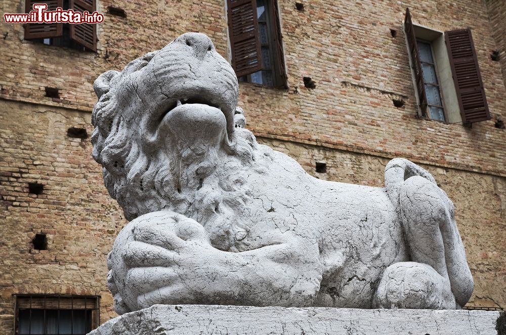 Immagine Una statua di fronte al Castello Meli Lupi di Soragna in Emilia
