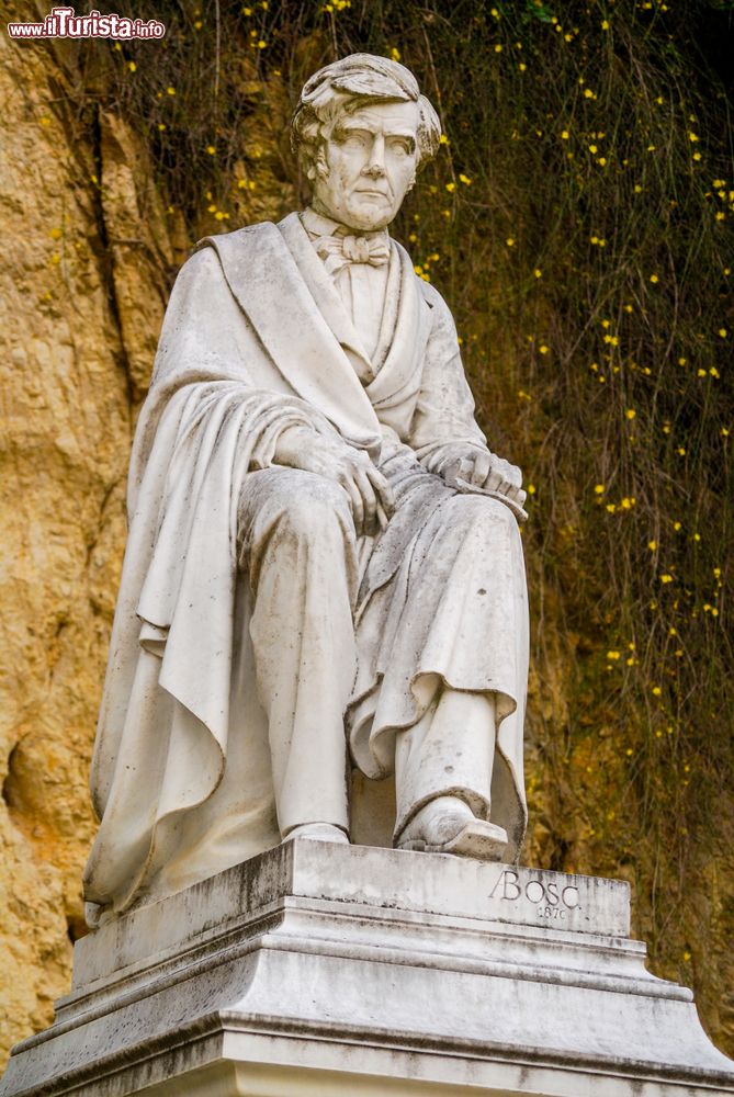 Immagine Una statua di Hean Reboul nel Giardino della Fontana a Nimes, Francia.