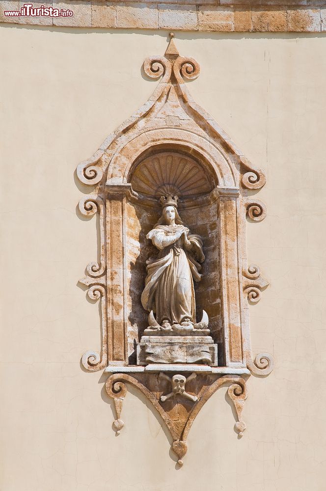 Immagine Una statua di Madonna nel centro di Palo del Colle in Puglia