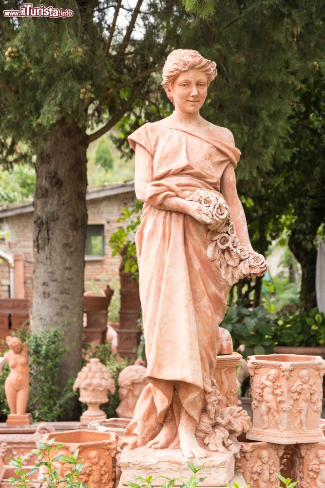 Immagine Una statua di Terracotta nel centro di Impruneta, in Toscana