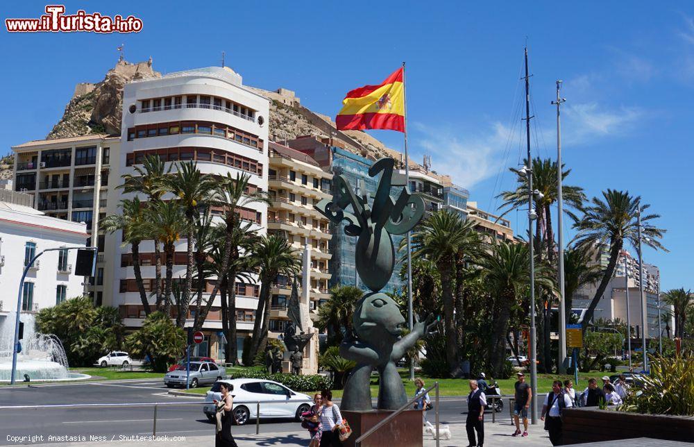 Immagine Una statua in bronzo con la bandiera spagnola in una strada di Alicante, Comunità Valenciana - © Anastasia Ness / Shutterstock.com
