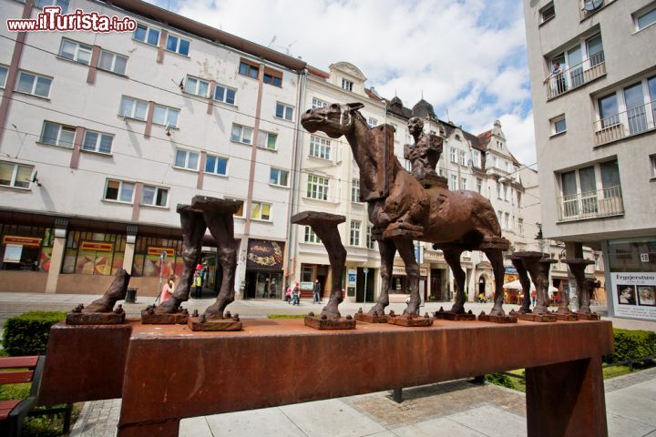 Immagine Statua nel centro di Breslavia, Polonia - Un'opera scultorea moderna alloggiata nel centro di Wroclaw, terzo polo culturale della Polonia con i suoi 135 mila studenti © Radiokafka / Shutterstock.com