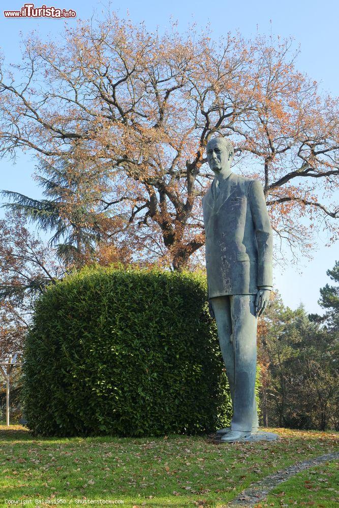 Immagine Una statua in metallo di Guglielmo Marconi presso l'omonima fondazione a Sasso Marconi vicinao a Bologna - © Baldas1950 / Shutterstock.com
