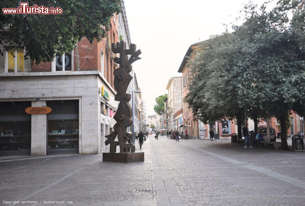 Immagine Una statua in metallo in corso Cornelio Tacito nel centro storico di Terni, Umbria - © serifetto / Shutterstock.com
