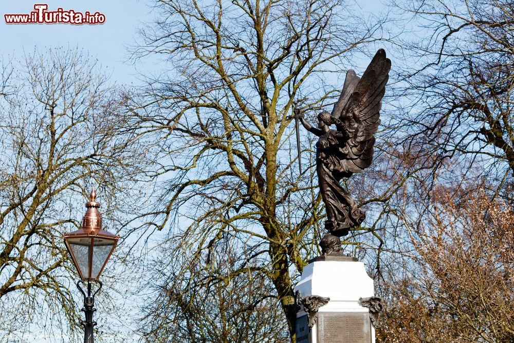 Immagine Una statua nei giardini del castello di Lisburn, Irlanda del Nord. I Castle Gardens sono un parco pubblico donato alla città all'inizio del XX° secolo dall'erede di Lady Wallace, Sir John Murray Scott - © James Kennedy NI / Shutterstock.com