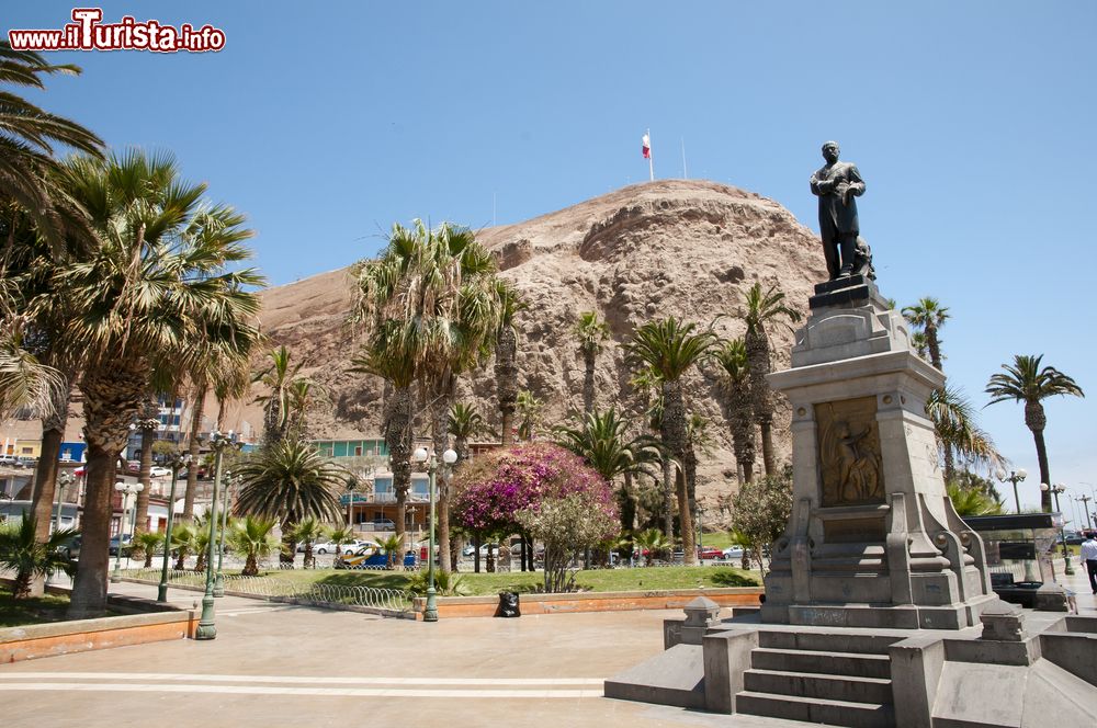 Immagine Una statua nel centro di Arica, porto del Cile, Sud America.